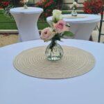 Soliflores avec roses disposés sur des mange-debout pour la décoration du vin d'honneur